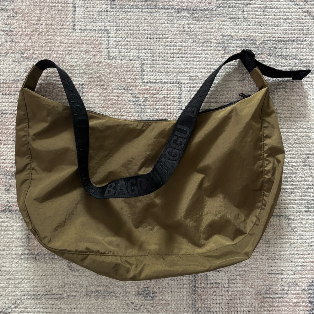 BAGGU LARGE NYLON CRESCENT BAG IN SEAWEED